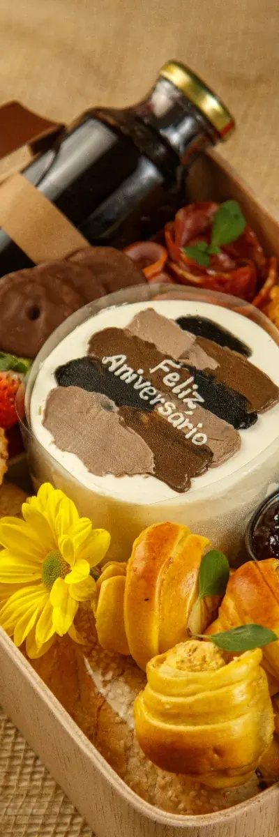 Detalhe da cesta Morning Elegance com bolo, frutas e pães