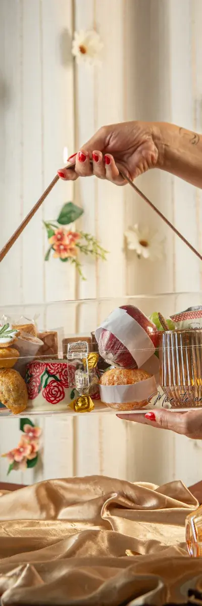 Baú de acrílico da Luxury Breakfast segurado pela alça de couro