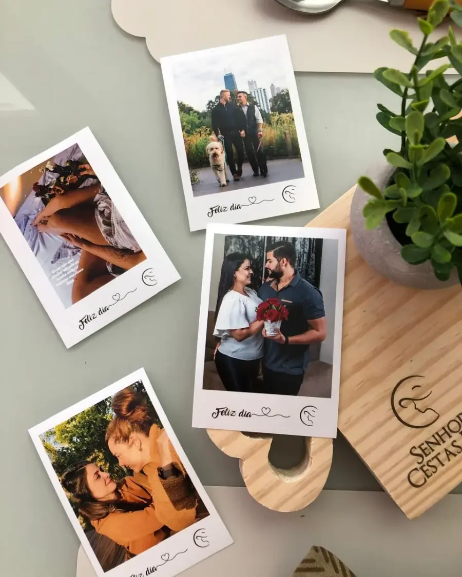 Fotos em polaroide personalizadas com a frase Feliz dia, sobre uma tábua de madeira com a marca Senhora Cestas Finas