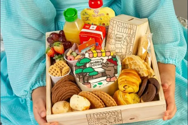 Cesta Happy Box Kids em caixa de madeira com bento cake temático, suco, biscoitos e pães