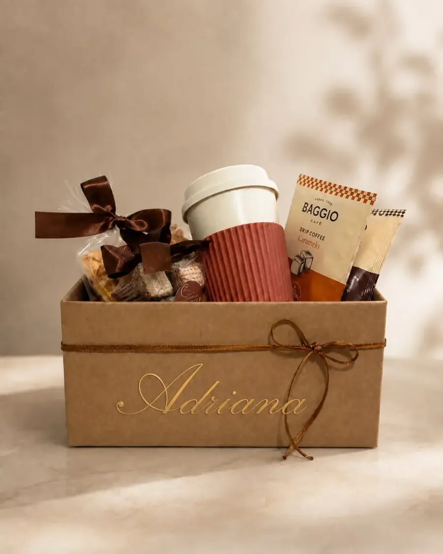 Box kraft personalizado com nome em letras douradas e laço de fita marrom